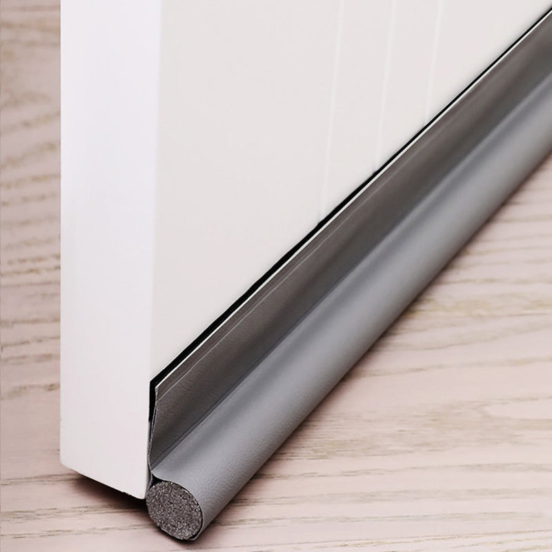 Flexible sealing strip for doors